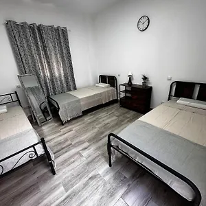 Сasa de vacaciones Amplia Casa Entera Con Patio Y Terraza Familia Y Grupo De Amigos, Málaga